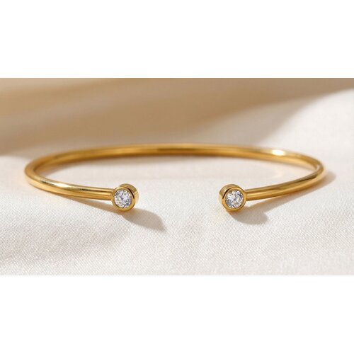 Lundholm Fem – Offener Armreif mit Zirkonia – Goldfarben Lundholm Fem – Offener Armreif mit Zirkonia – Goldfarben