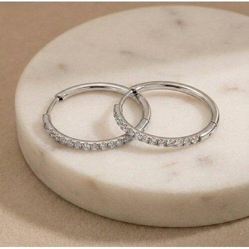 Lundholm Delia – Kleine Oorringen met Zirkonia 18 mm – Zilverkleurig Lundholm Delia – Kleine Oorringen met Zirkonia 18 mm – Zilverkleurig