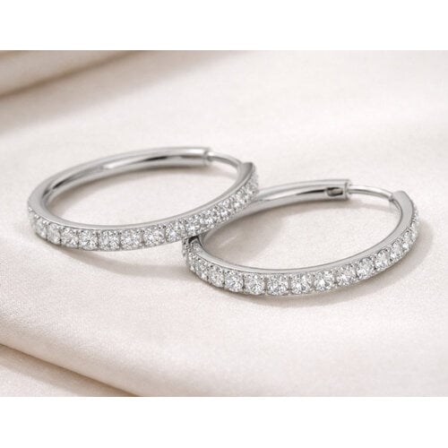 Lundholm Delia – Kleine Oorringen met Zirkonia 18 mm – Zilverkleurig Lundholm Delia – Kleine Oorringen met Zirkonia 18 mm – Zilverkleurig