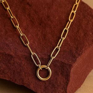 Lundholm Lundholm Ketting Dames Goudkleurig - Premium Stainless Steel - Schakel Ketting Goud - Paperclip Schakelketting 50 + 5 cm met Rond Bedelring voor Hanger Goud Verguld - Elegant & Tijdloos - Elva Serie - uitermate geschikt om cadeau te geven Lundholm Lundholm Ketting Dames Goudkleurig - Premium Stainless Steel - Schakel Ketting Goud - Paperclip Schakelketting 50 + 5 cm met Rond Bedelring voor Hanger Goud Verguld - Elegant & Tijdloos - Elva Serie - uitermate geschikt om cadeau te geven