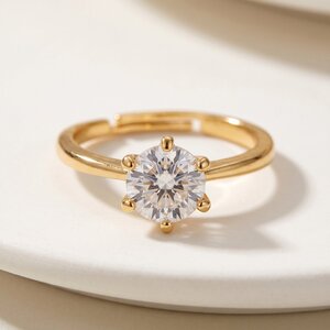 Lundholm Asta – Verstelbare Solitaire Ring met Zirkonia – Goudkleurig Lundholm Asta – Verstelbare Solitaire Ring met Zirkonia – Goudkleurig