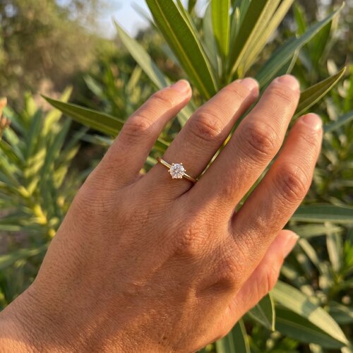 Lundholm Lundholm Asta Ring Dames Goudkleurig – Premium Stainless Steel Jewellery Gold PVD Plated – Verstelbare Ring met Witte Zirkonia Steen Lundholm Lundholm Asta Ring Dames Goudkleurig – Premium Stainless Steel Jewellery Gold PVD Plated – Verstelbare Ring met Witte Zirkonia Steen