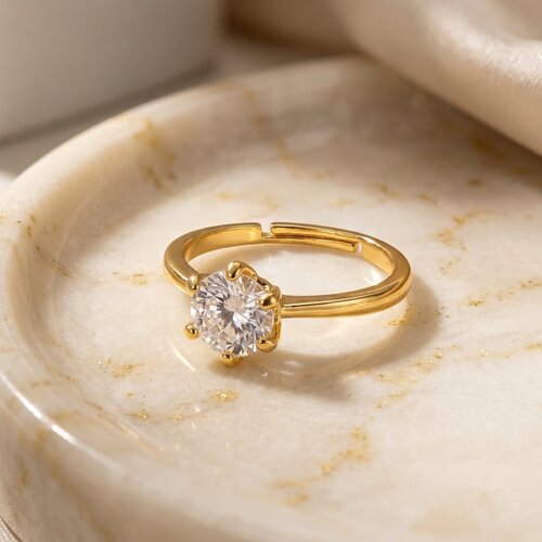 Lundholm Lundholm Asta Ring Dames Goudkleurig – Premium Stainless Steel Jewellery Gold PVD Plated – Verstelbare Ring met Witte Zirkonia Steen Lundholm Lundholm Asta Ring Dames Goudkleurig – Premium Stainless Steel Jewellery Gold PVD Plated – Verstelbare Ring met Witte Zirkonia Steen