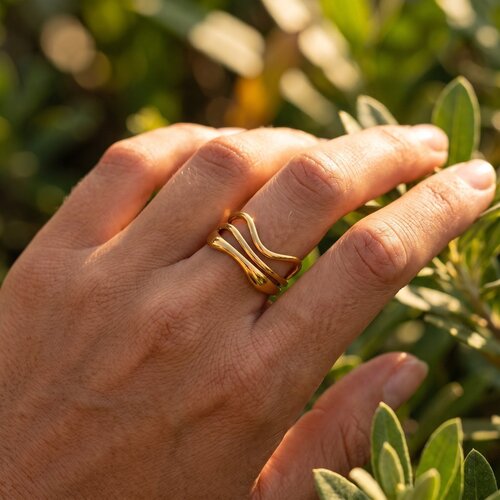 Lundholm Lundholm Phoenix Ring Dames Goud kleurig – Premium Stainless Steel PVD Gold Plated – Ringen Dames Waves Ring Minimalistische Ring Asymmetrisch