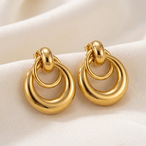 Lundholm Lundholm Mirelle Oorbellen Dames Goudkleurig – Premium Stainless Steel Gold PVD Plated – Statement Oorstekers met Dubbele Ronde Hangers – 3 cm Lundholm Lundholm Mirelle Oorbellen Dames Goudkleurig – Premium Stainless Steel Gold PVD Plated – Statement Oorstekers met Dubbele Ronde Hangers – 3 cm