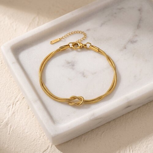 Lundholm Lundholm Brianna Armband Dames Goudkleurig – Premium Stainless Steel Gold PVD Plated – Dubbele Armband met Knoop – Fijne Schakelarmband Dames Lundholm Lundholm Brianna Armband Dames Goudkleurig – Premium Stainless Steel Gold PVD Plated – Dubbele Armband met Knoop – Fijne Schakelarmband Dames