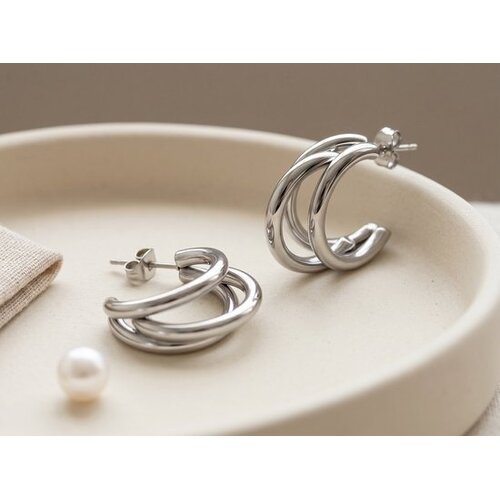 Lundholm Lundholm Nika Oorbellen Dames Zilverkleurig – Premium Stainless Steel – Elegante Oorstekers met Drie Bogen – Triple Hoop Look Lundholm Lundholm Nika Oorbellen Dames Zilverkleurig – Premium Stainless Steel – Elegante Oorstekers met Drie Bogen – Triple Hoop Look
