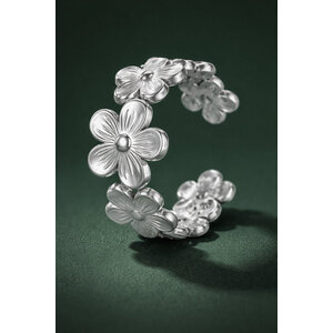 Lundholm Flora – Ring met Verbonden Bloemetjes Dames – Zilverkleurig Lundholm Flora – Ring met Verbonden Bloemetjes Dames – Zilverkleurig
