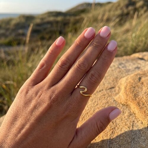 Lundholm Lundholm Ringen Dames Goud kleurig Minimalistisch Gouden Ring Dames - Gouden Ring - Vrouwen Ring– Premium Stainless Steel Goud Verguld Lundholm Lundholm Ringen Dames Goud kleurig Minimalistisch Gouden Ring Dames - Gouden Ring - Vrouwen Ring– Premium Stainless Steel Goud Verguld