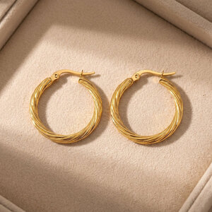 Lundholm Jayla – Twisted Hoop Earrings 2 cm for Women – Gold-Tone Lundholm Jayla – Twisted Hoop Earrings 2 cm for Women – Gold-Tone