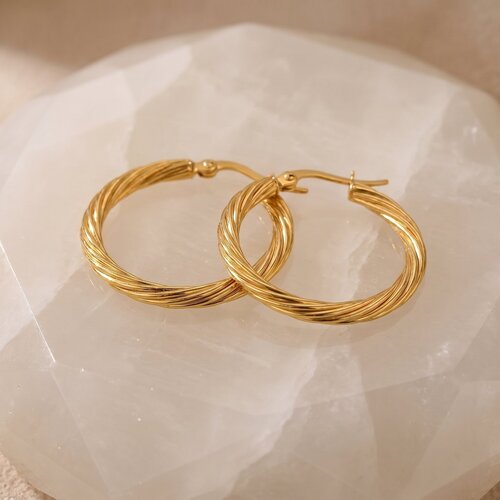 Lundholm Lundholm Jayla Oorringen Dames Goudkleurig – Premium Stainless Steel Gold PVD Plated – Gedraaide Hoop Oorbellen 2 cm – Twisted Oorringen Dames Lundholm Lundholm Jayla Oorringen Dames Goudkleurig – Premium Stainless Steel Gold PVD Plated – Gedraaide Hoop Oorbellen 2 cm – Twisted Oorringen Dames