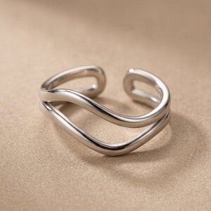 Lundholm Shelby – Verstelbare Ring met Dubbele Golf – Zilverkleurig Lundholm Shelby – Verstelbare Ring met Dubbele Golf – Zilverkleurig