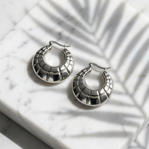 Lundholm Lundholm Oorringen Dames grote oorringen zilver – Premium Stainless Steel – Skye Serie – Zilverkleurige Cut-Out Statement Hoops (3,75 × 4,1 cm) Lundholm Lundholm Oorringen Dames grote oorringen zilver – Premium Stainless Steel – Skye Serie – Zilverkleurige Cut-Out Statement Hoops (3,75 × 4,1 cm)