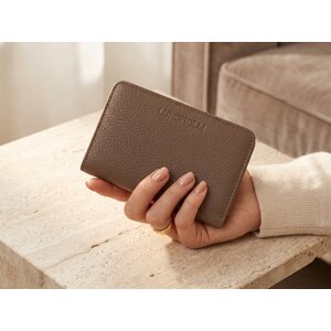 Lundholm Compacte Leren Dames Portemonnee met RFID – Taupe Lundholm Compacte Leren Dames Portemonnee met RFID – Taupe