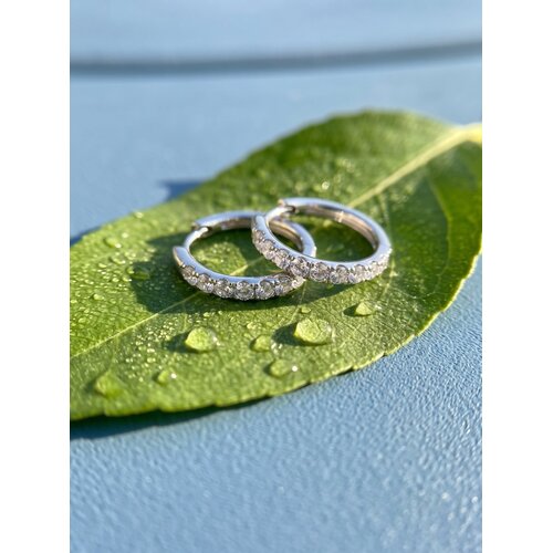 Lundholm Delia – Kleine Oorringen met Zirkonia 11 mm – Zilverkleurig Lundholm Delia – Kleine Oorringen met Zirkonia 11 mm – Zilverkleurig