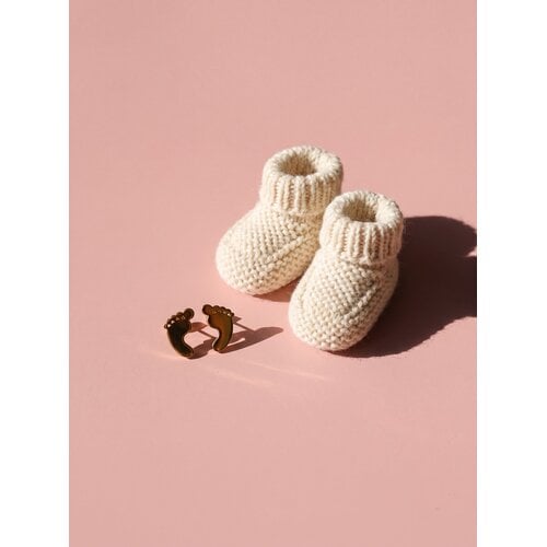 Lundholm Bebe – Baby Feet Stud Earrings for Women – Gold-Tone