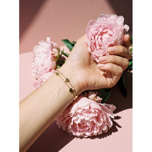 Lundholm Seya – Bracelet with Hearts and Rose Quartz – Gold-Tone Lundholm Seya – Bracelet with Hearts and Rose Quartz – Gold-Tone