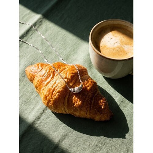 Lundholm Nilla – Ketting met Croissant Hanger – Zilverkleurig Lundholm Nilla – Ketting met Croissant Hanger – Zilverkleurig