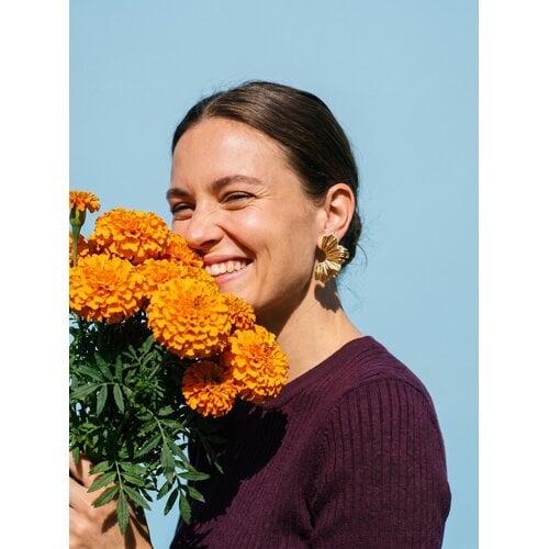 Lundholm Aukje – Statement Flower Earrings – Gold-Tone Lundholm Aukje – Statement Flower Earrings – Gold-Tone