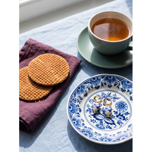 Lundholm Marie – Creolen mit Herz in Delfter Blau – Goldfarben Lundholm Marie – Creolen mit Herz in Delfter Blau – Goldfarben