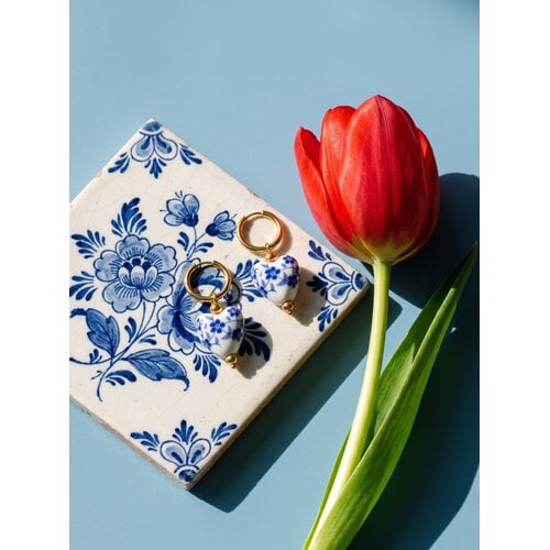 Lundholm Marie – Creolen mit Herz in Delfter Blau – Goldfarben Lundholm Marie – Creolen mit Herz in Delfter Blau – Goldfarben