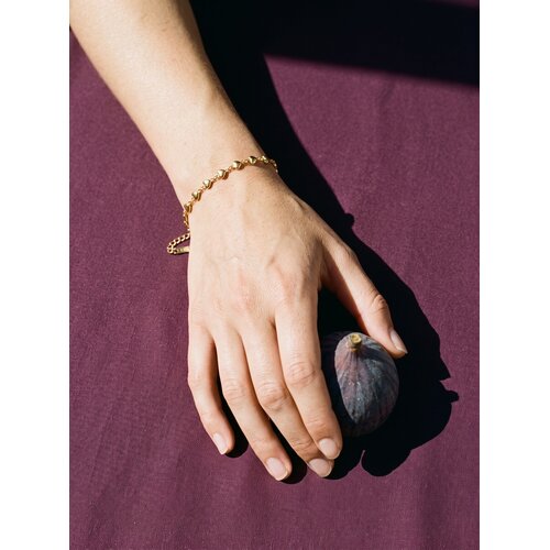 Lundholm Britte – Minimalistisches Armband mit Herzen – Goldfarben