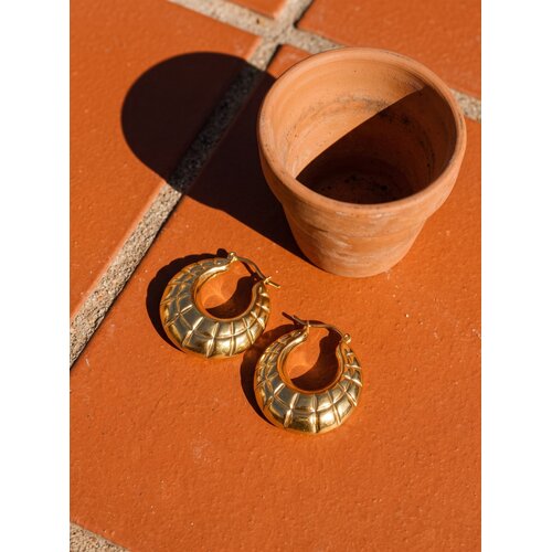 Lundholm Skye – Large Hoop Earrings with Relief – Gold-Tone Lundholm Skye – Large Hoop Earrings with Relief – Gold-Tone