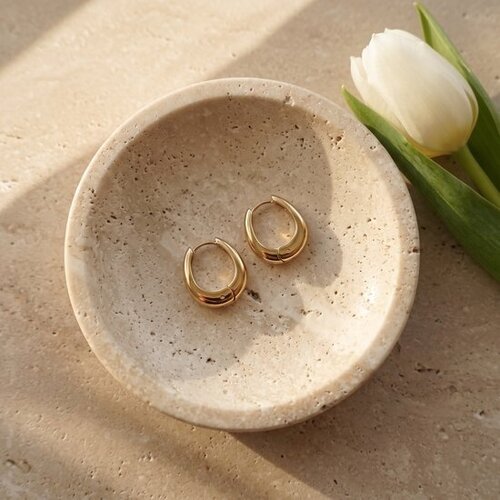 Lundholm Lundholm Edith Oorringen Dames Goudkleurig - Kleine Ovale Oorringetjes - Verfijnde Mini Hoops met Klapsluiting - Premium Stainless Steel Gold PVD Plated - 1,2 cm - Waterproof & Hypoallergeen Lundholm Lundholm Edith Oorringen Dames Goudkleurig - Kleine Ovale Oorringetjes - Verfijnde Mini Hoops met Klapsluiting - Premium Stainless Steel Gold PVD Plated - 1,2 cm - Waterproof & Hypoallergeen