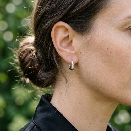 Lundholm Lundholm Edith Oorringen Dames Zilverkleurig - Kleine Ovale Oorringetjes - Verfijnde Mini Hoops met Klapsluiting - Premium Stainless Steel - 1,2 cm - Waterproof & Hypoallergeen