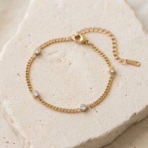 Lundholm Malva – Schakelarmband met 4 Zirkonia – Goudkleurig Lundholm Malva – Schakelarmband met 4 Zirkonia – Goudkleurig
