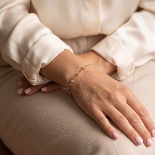Lundholm Lundholm Malva Armband Dames Goudkleurig - Fijne Schakelarmband met 4 Zirkonia Steentjes - Minimalistisch Armbandje - Premium Stainless Steel Gold PVD Plated - 16 + 5,5 cm - Waterproof & Hypoallergeen Lundholm Lundholm Malva Armband Dames Goudkleurig - Fijne Schakelarmband met 4 Zirkonia Steentjes - Minimalistisch Armbandje - Premium Stainless Steel Gold PVD Plated - 16 + 5,5 cm - Waterproof & Hypoallergeen
