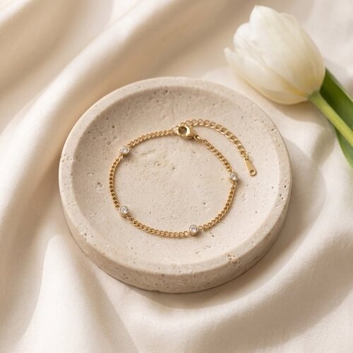 Lundholm Lundholm Malva Armband Dames Goudkleurig - Fijne Schakelarmband met 4 Zirkonia Steentjes - Minimalistisch Armbandje - Premium Stainless Steel Gold PVD Plated - 16 + 5,5 cm - Waterproof & Hypoallergeen Lundholm Lundholm Malva Armband Dames Goudkleurig - Fijne Schakelarmband met 4 Zirkonia Steentjes - Minimalistisch Armbandje - Premium Stainless Steel Gold PVD Plated - 16 + 5,5 cm - Waterproof & Hypoallergeen