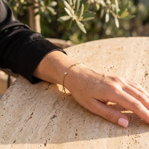 Lundholm Lundholm Malva Armband Dames Goudkleurig - Fijne Schakelarmband met 4 Zirkonia Steentjes - Minimalistisch Armbandje - Premium Stainless Steel Gold PVD Plated - 16 + 5,5 cm - Waterproof & Hypoallergeen Lundholm Lundholm Malva Armband Dames Goudkleurig - Fijne Schakelarmband met 4 Zirkonia Steentjes - Minimalistisch Armbandje - Premium Stainless Steel Gold PVD Plated - 16 + 5,5 cm - Waterproof & Hypoallergeen