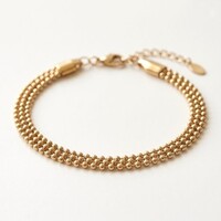 Oda – Drielaagse Bolletjesarmband – Goudkleurig