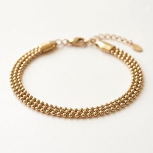 Lundholm Oda – Drielaagse Bolletjesarmband – Goudkleurig Lundholm Oda – Drielaagse Bolletjesarmband – Goudkleurig
