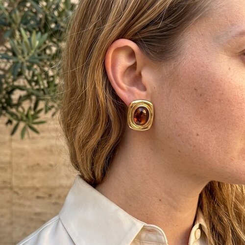 Lundholm Lundholm Cleo Oorbellen Dames Goudkleurig - Vintage Statement Oorknopjes met Amberkleurige Steen (Cognac Bruin) - Premium Stainless Steel Gold Plated - 2,3 x 1,7 cm - Hypoallergeen Lundholm Lundholm Cleo Oorbellen Dames Goudkleurig - Vintage Statement Oorknopjes met Amberkleurige Steen (Cognac Bruin) - Premium Stainless Steel Gold Plated - 2,3 x 1,7 cm - Hypoallergeen