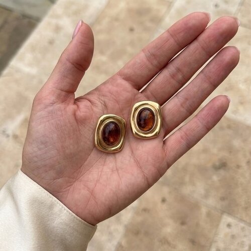 Lundholm Lundholm Cleo Oorbellen Dames Goudkleurig - Vintage Statement Oorknopjes met Amberkleurige Steen (Cognac Bruin) - Premium Stainless Steel Gold Plated - 2,3 x 1,7 cm - Hypoallergeen Lundholm Lundholm Cleo Oorbellen Dames Goudkleurig - Vintage Statement Oorknopjes met Amberkleurige Steen (Cognac Bruin) - Premium Stainless Steel Gold Plated - 2,3 x 1,7 cm - Hypoallergeen