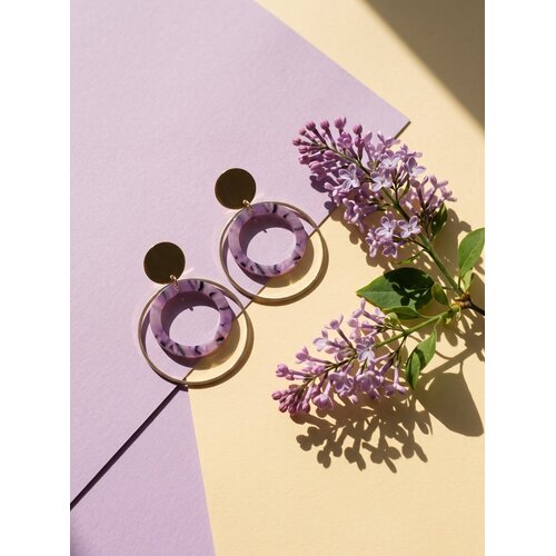 Lundholm Lucienne – Statement Drop Earrings with Lilac Ring 6.2 cm – Gold-Tone Lundholm Lucienne – Statement Drop Earrings with Lilac Ring 6.2 cm – Gold-Tone