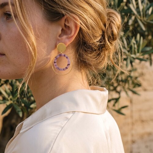 Lundholm Lucienne – Statement Drop Earrings with Lilac Ring 6.2 cm – Gold-Tone Lundholm Lucienne – Statement Drop Earrings with Lilac Ring 6.2 cm – Gold-Tone