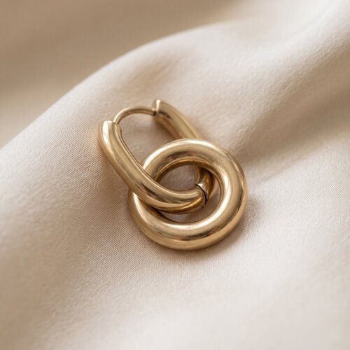 Lundholm Inka – Oorringen met Ring in Elkaar 2,2 cm – Goudkleurig Lundholm Inka – Oorringen met Ring in Elkaar 2,2 cm – Goudkleurig