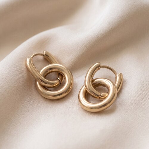 Lundholm Inka – Oorringen met Ring in Elkaar 2,2 cm – Goudkleurig Lundholm Inka – Oorringen met Ring in Elkaar 2,2 cm – Goudkleurig