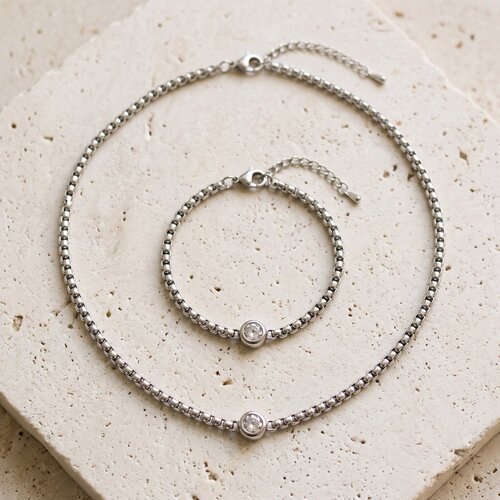 Lundholm Anah – Zirkonia Sieradenset met Ketting en Armband – Zilverkleurig Lundholm Anah – Zirkonia Sieradenset met Ketting en Armband – Zilverkleurig