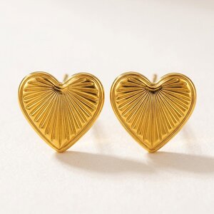 Lundholm Vilde – Ridged Heart Stud Earrings – Gold-Tone