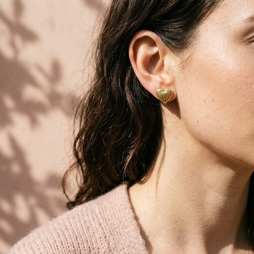 Lundholm Vilde – Ridged Heart Stud Earrings – Gold-Tone Lundholm Vilde – Ridged Heart Stud Earrings – Gold-Tone