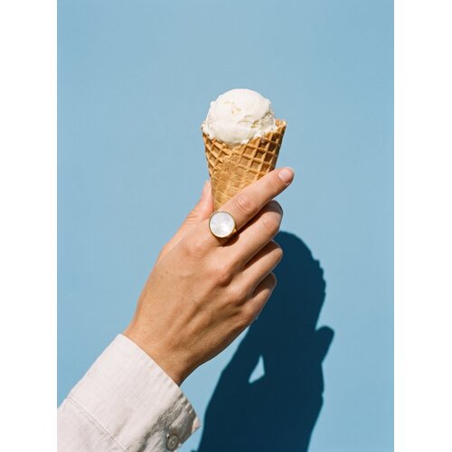 Lundholm Philippa – Statement Ring with White Mother-of-Pearl – Gold-Tone Lundholm Philippa – Statement Ring with White Mother-of-Pearl – Gold-Tone