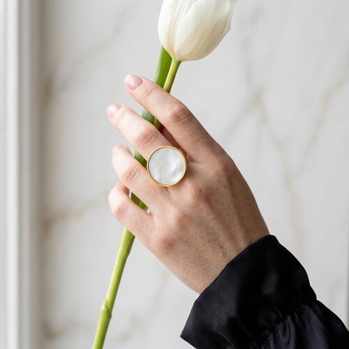 Lundholm Philippa – Statement Ring with White Mother-of-Pearl – Gold-Tone Lundholm Philippa – Statement Ring with White Mother-of-Pearl – Gold-Tone