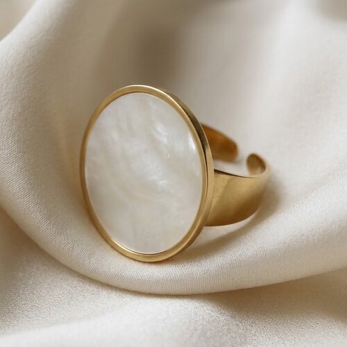 Lundholm Philippa – Statement Ring with White Mother-of-Pearl – Gold-Tone Lundholm Philippa – Statement Ring with White Mother-of-Pearl – Gold-Tone