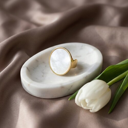 Lundholm Philippa – Statement Ring with White Mother-of-Pearl – Gold-Tone Lundholm Philippa – Statement Ring with White Mother-of-Pearl – Gold-Tone
