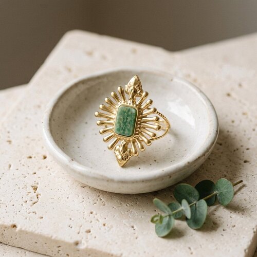 Lundholm Octavia – Vintage Sun Ring with Green Natural Stone – Gold-Tone
