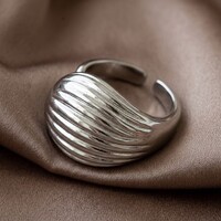 Vanja – Chunky Dome Ring met Golvend Reliëf – Zilverkleurig